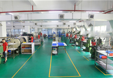 6臺銑床，3臺自動攻牙機,1臺噴砂機 